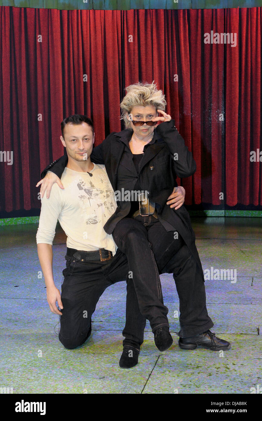 Gennady Bondarenko e Gitte Haenning alla conferenza stampa per il tedesco RTL TV show "Let's Dance" al teatro Metronom. Oberhausen, Germania - 30.03.2012 Foto Stock