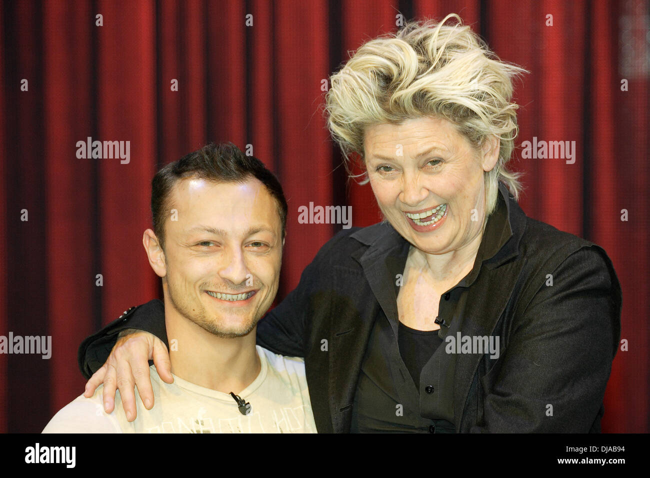 Gennady Bondarenko e Gitte Haenning alla conferenza stampa per il tedesco RTL TV show "Let's Dance" al teatro Metronom. Oberhausen, Germania - 30.03.2012 Foto Stock