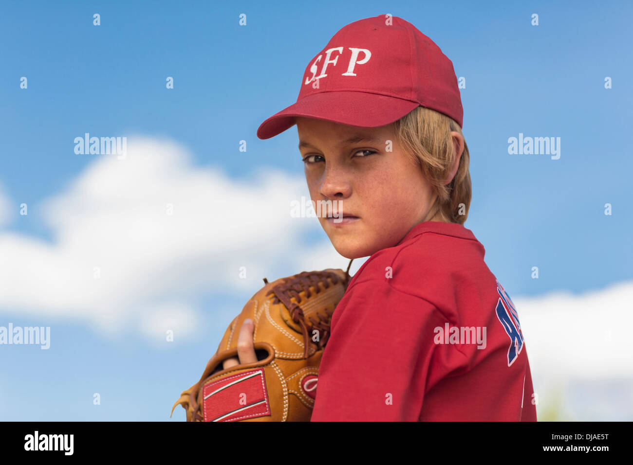 Ragazzo caucasico a giocare a baseball all'aperto Foto Stock