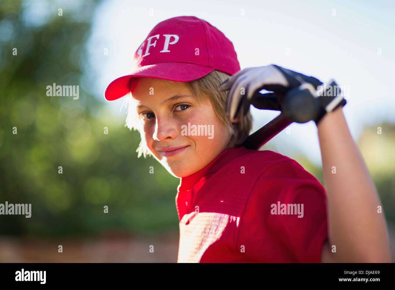 Ragazzo caucasico a giocare a baseball all'aperto Foto Stock