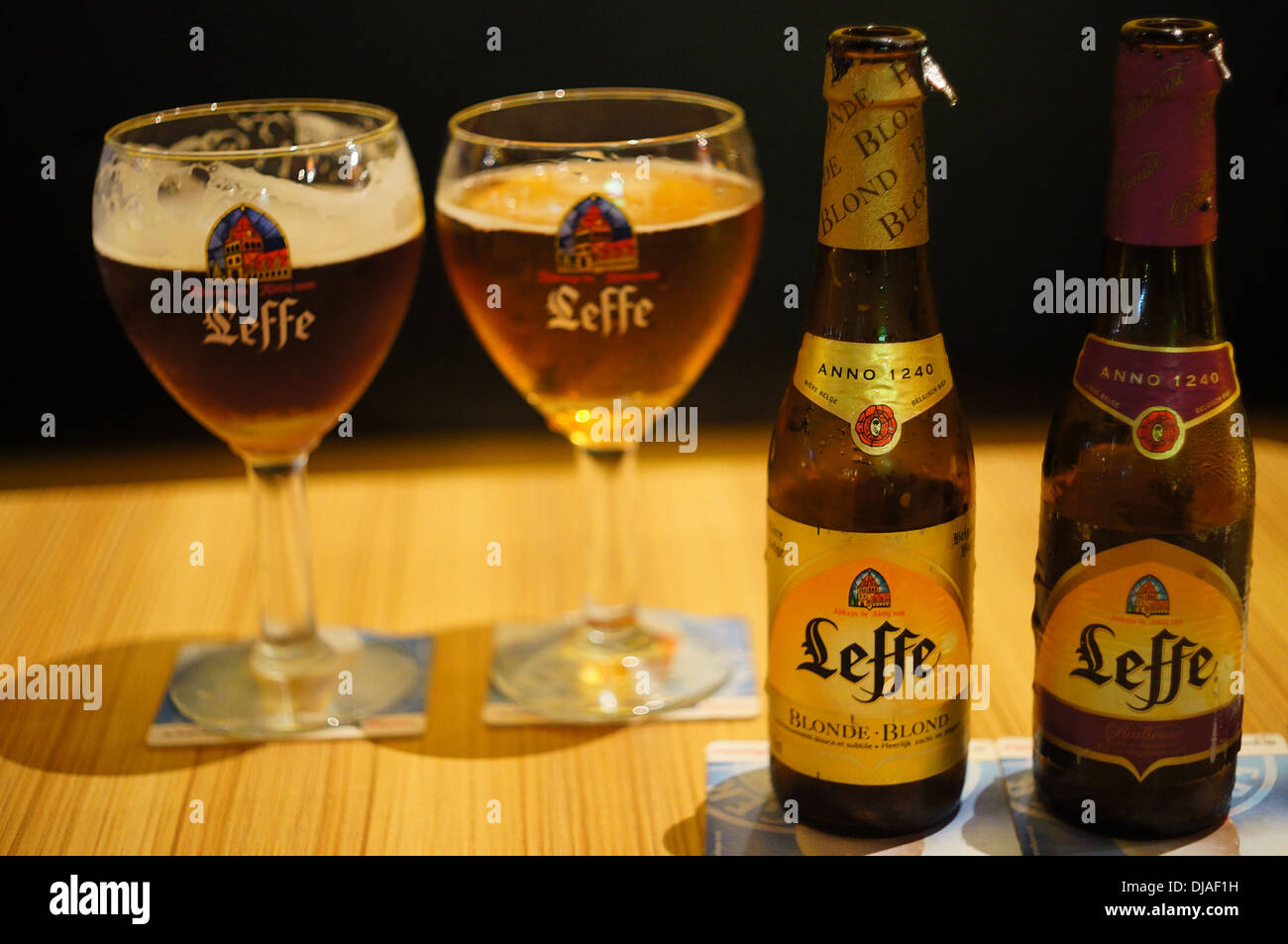 Le bottiglie e i bicchieri di birra Leffe Foto Stock