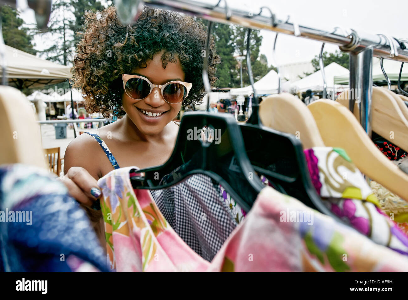 Razza mista donna shopping al mercato delle pulci Foto Stock