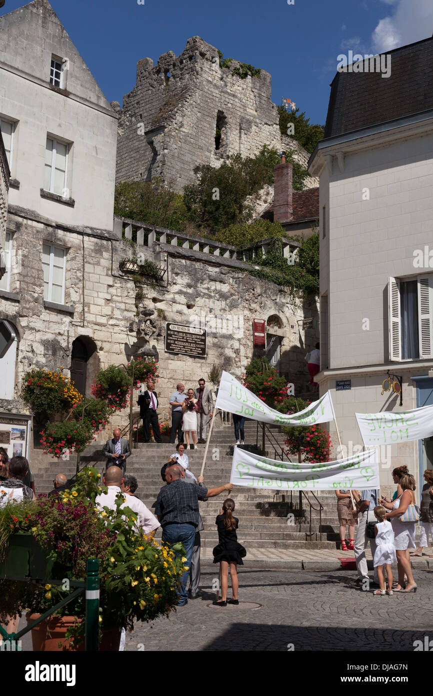 Gente radunarsi per celebrare un matrimonio nella cittadina francese di Montrichard Foto Stock