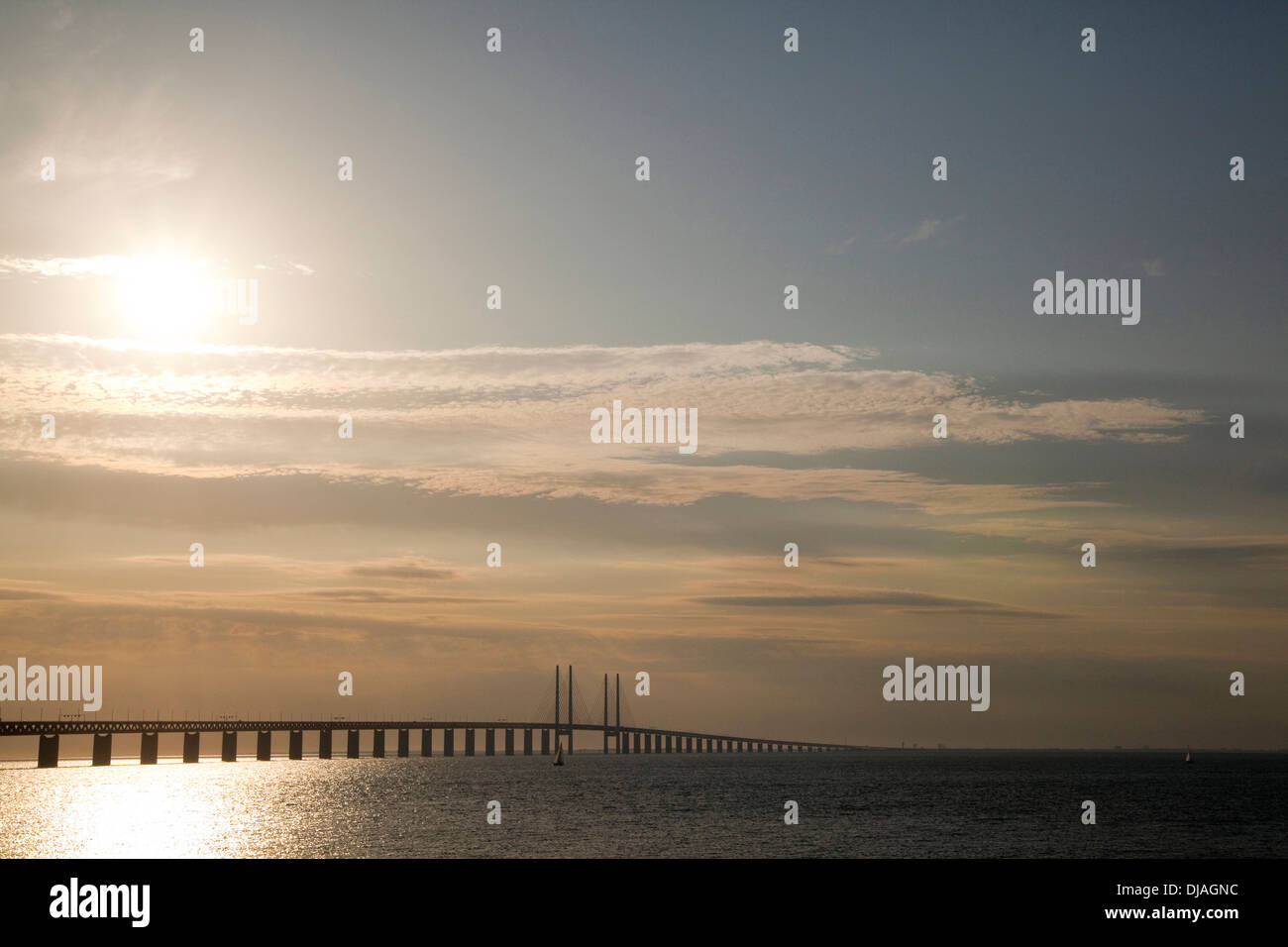 Sole nel cielo sopra il ponte di Oresund, Malmo, Svezia Foto Stock