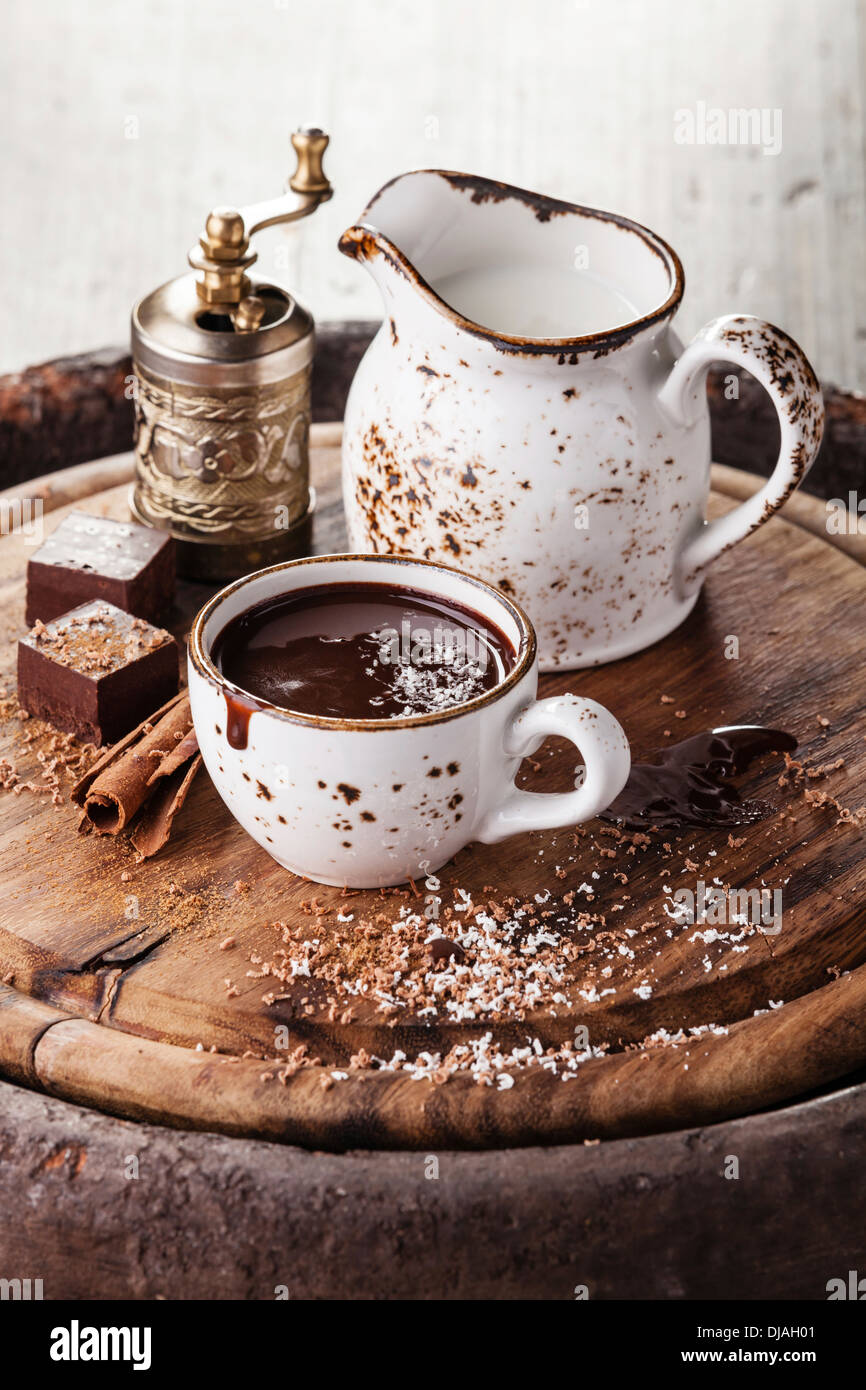 Cioccolato caldo cosparso con il cioccolato bianco con spezie Foto Stock