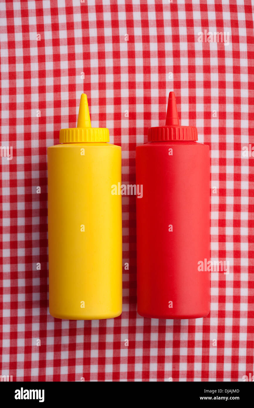 Close up di ketchup e senape bottiglie Foto Stock