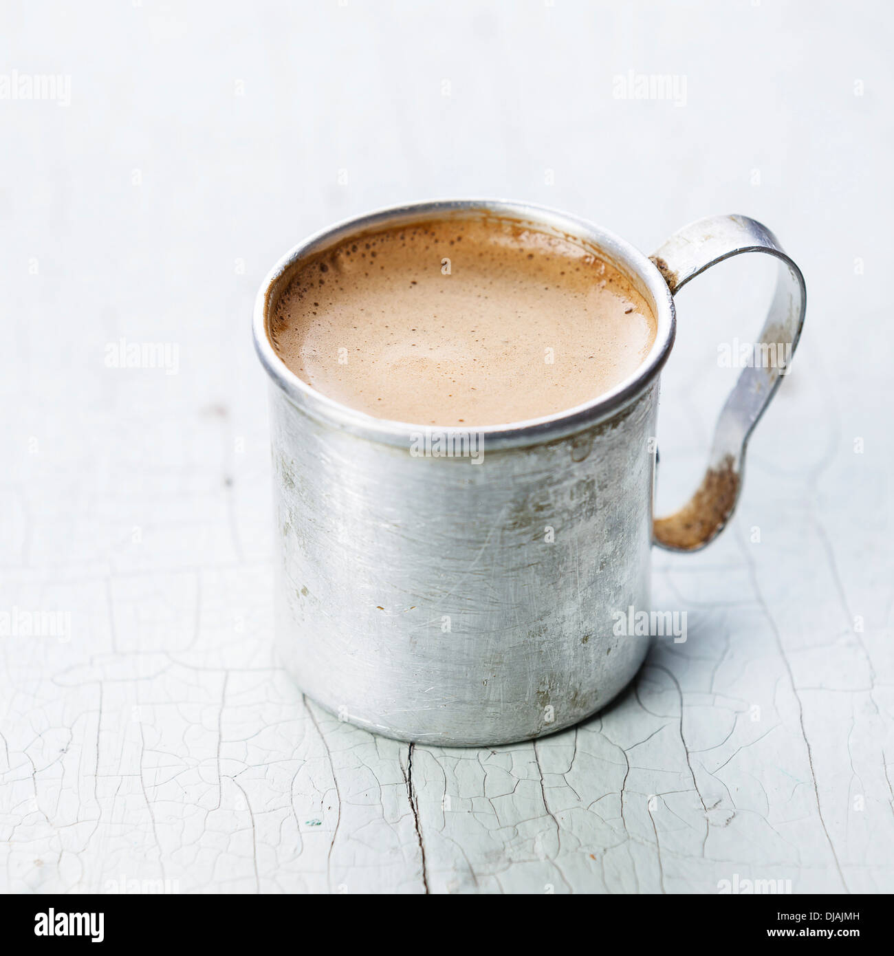 Il caffè nella tazza di alluminio su sfondo bianco Foto Stock