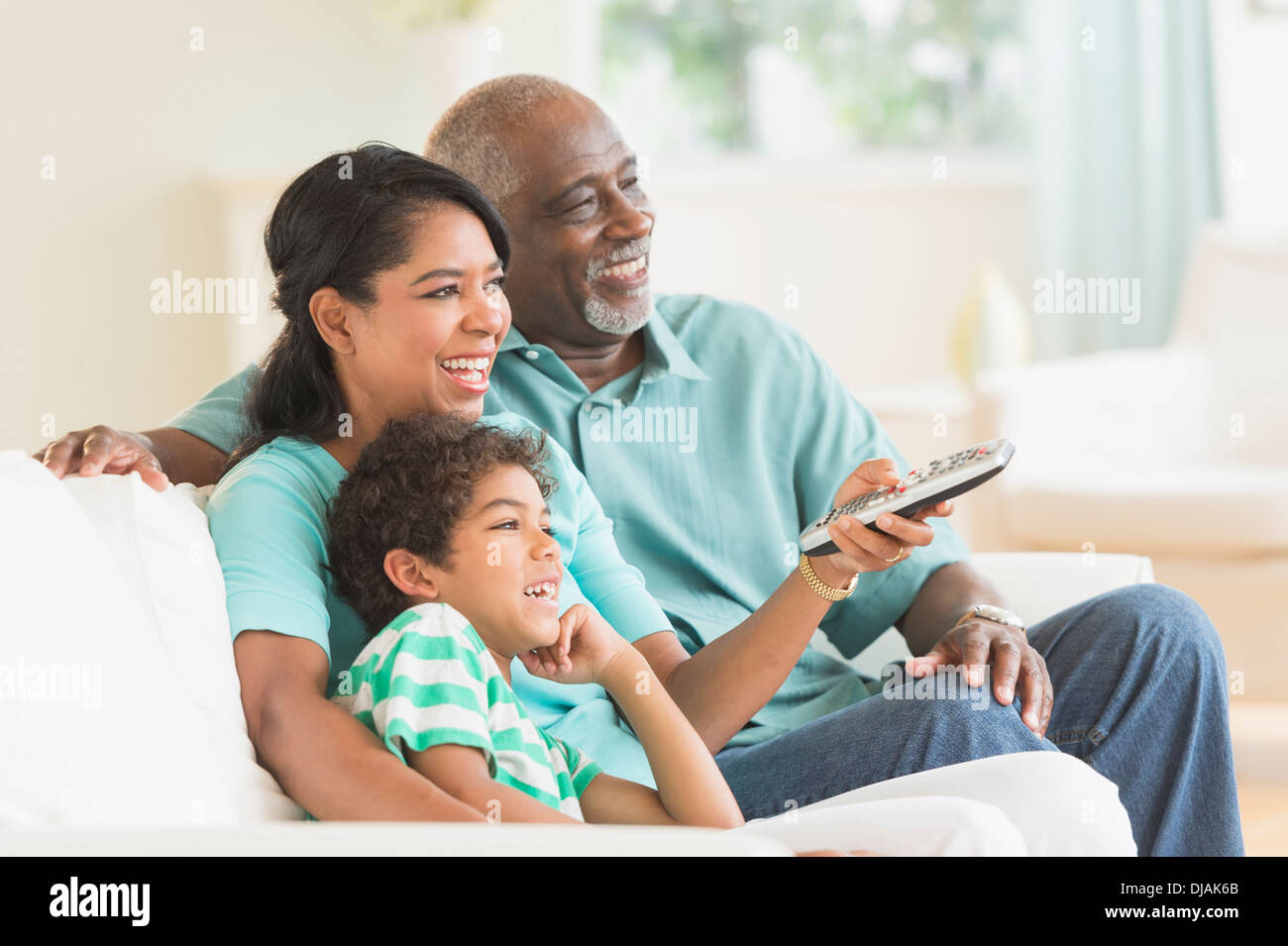 Tre generazioni di famiglie di guardare la tv Foto Stock