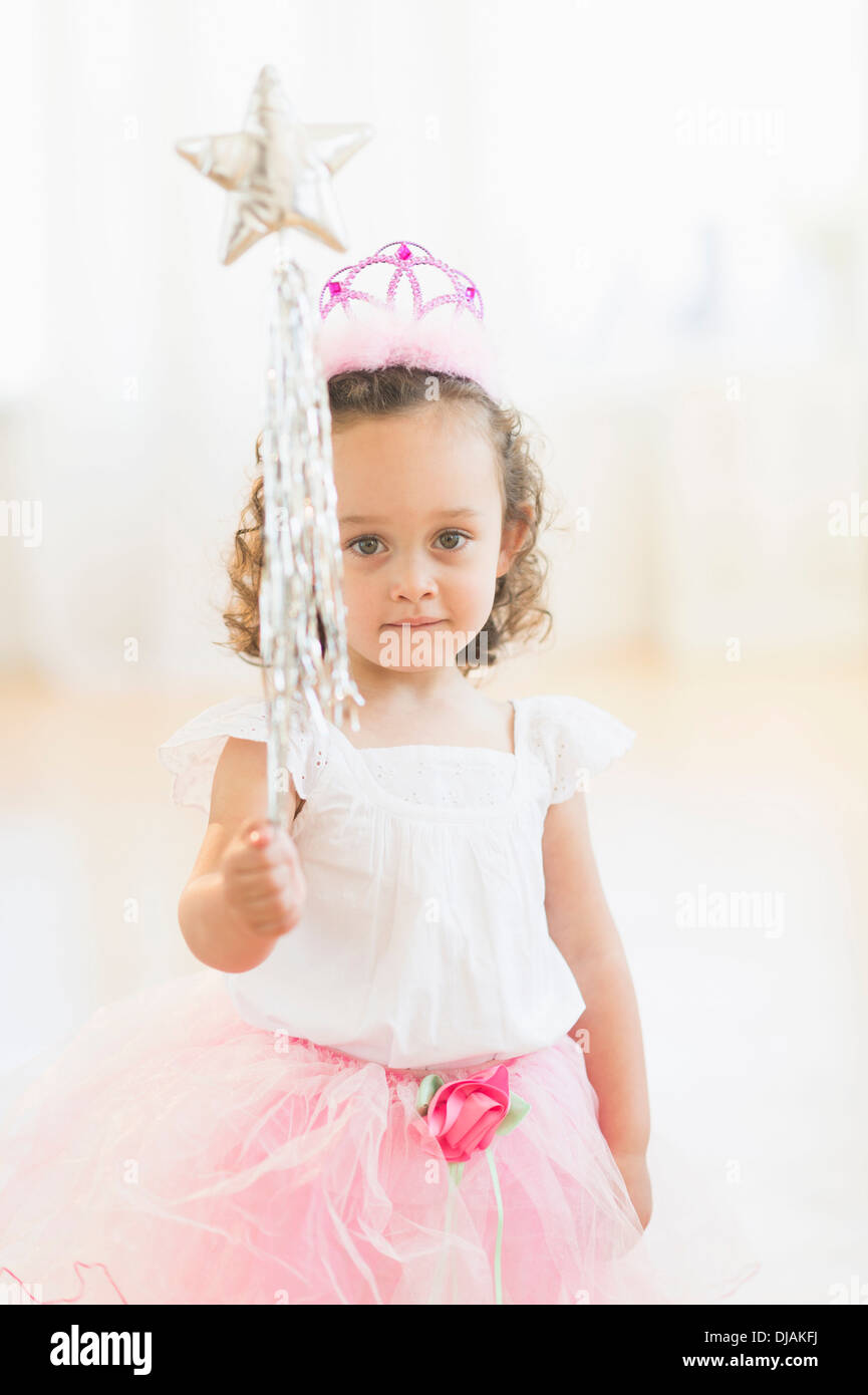 Razza mista ragazza giocare vestire Foto Stock