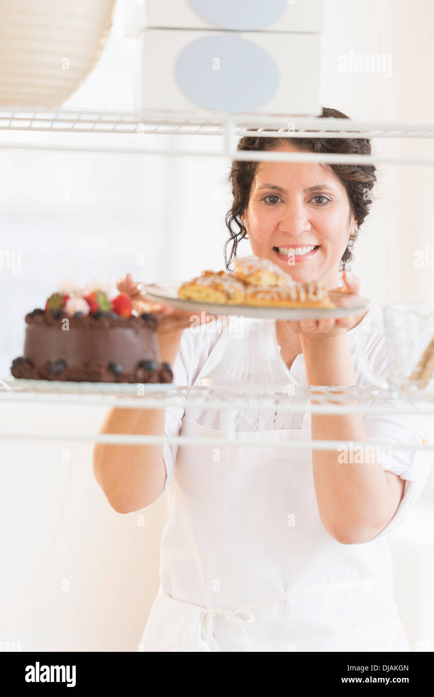 Ispanico baker holding dessert freschi Foto Stock