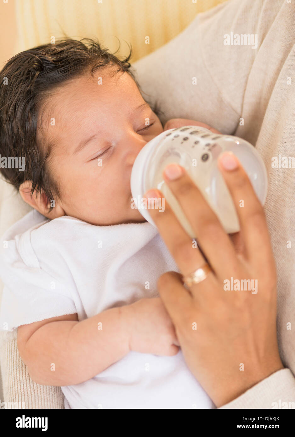 Madre ispanica alimentazione neonato Foto Stock