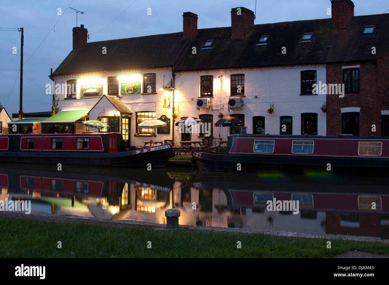 Il Capo di Buona Speranza pub dal Grand Union Canal, Warwick, Regno Unito Foto Stock