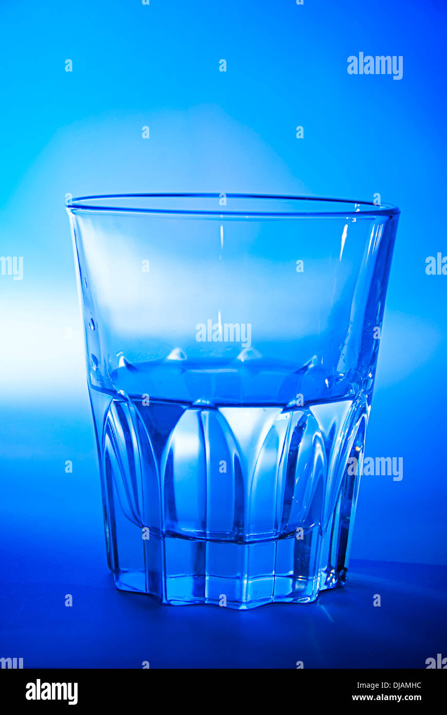 Bicchiere di acqua, riempito solo metà Foto Stock Bicchiere di acqua, riempito solo metà Foto Stock