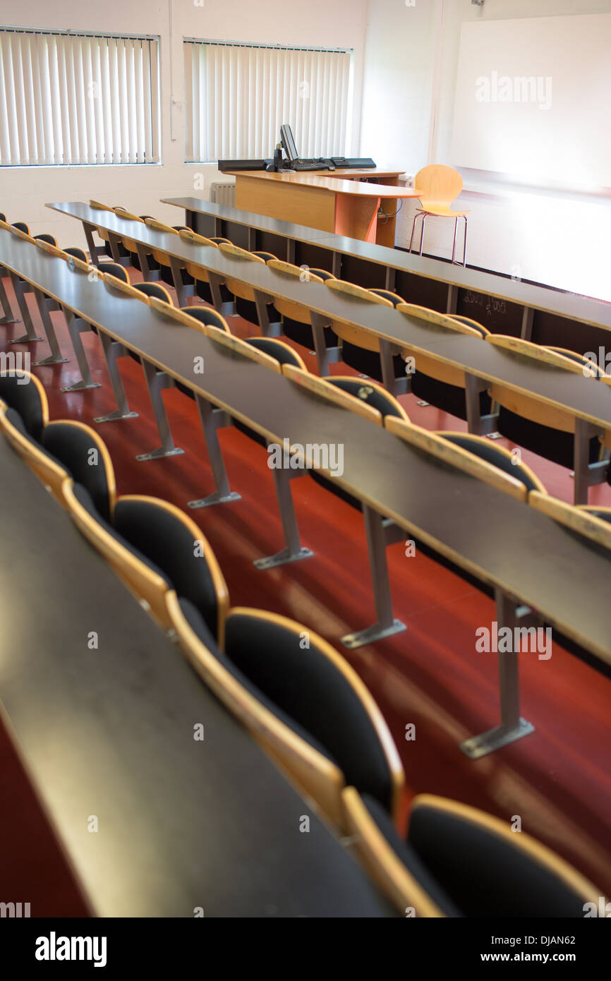 Sedi vuote con tabelle in un aula magna Foto Stock