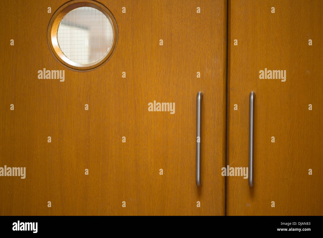 Dettaglio shot di una chiusura di porte in legno Foto Stock