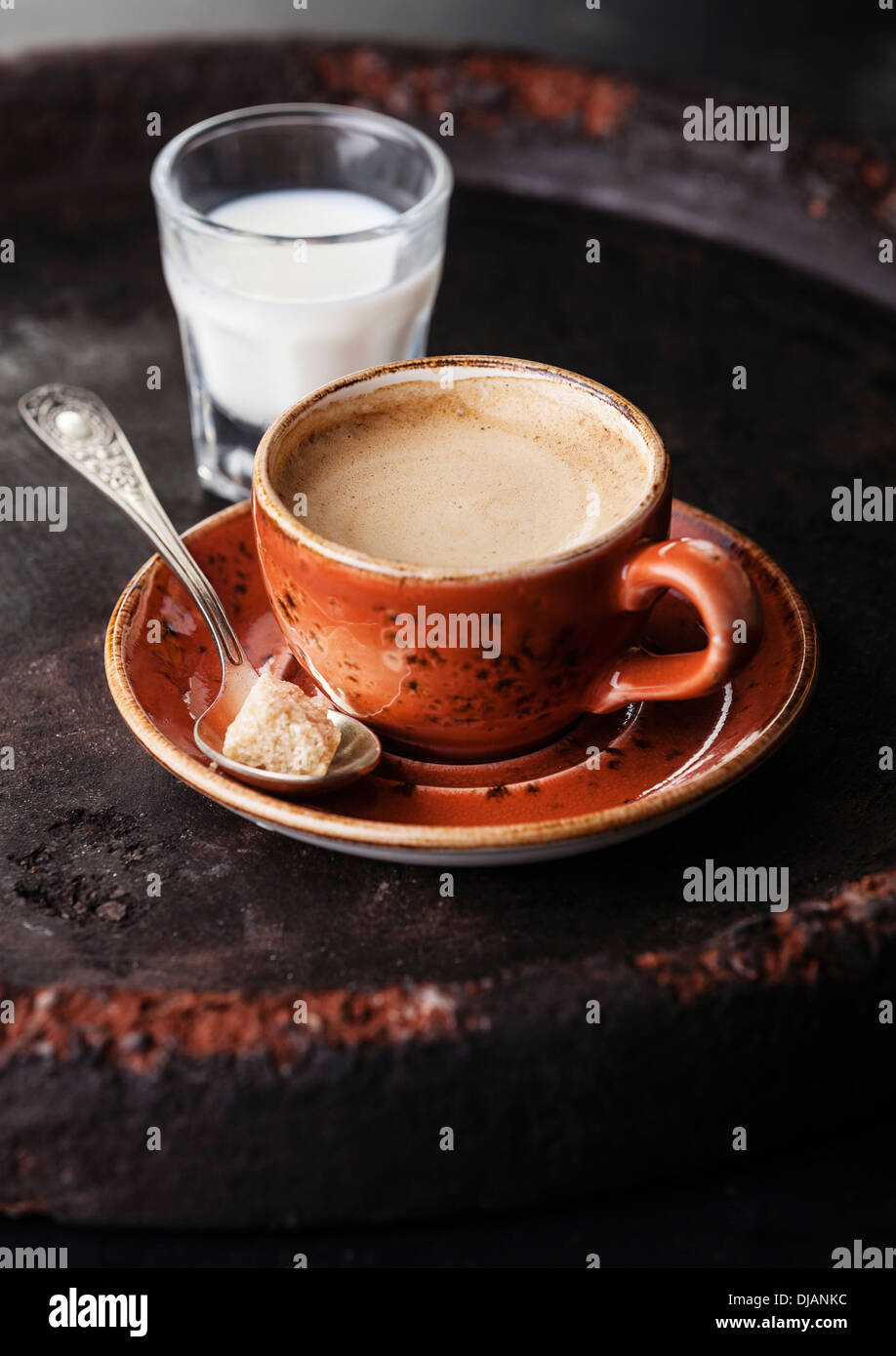 Tazza di caffè espresso con latte su sfondo scuro Foto Stock