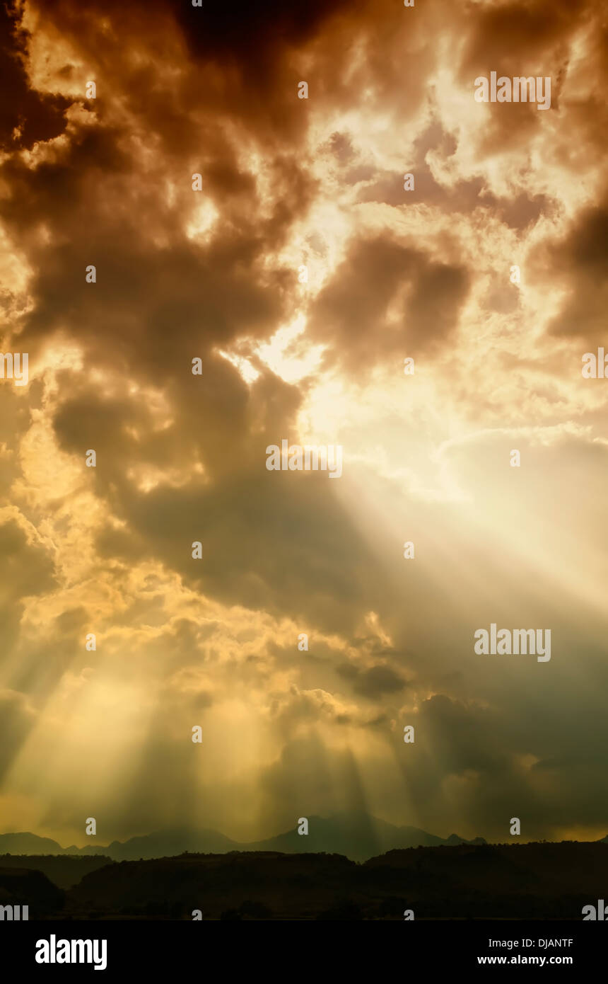 Arancione della luce di Dio che brilla sulla montagna Foto Stock