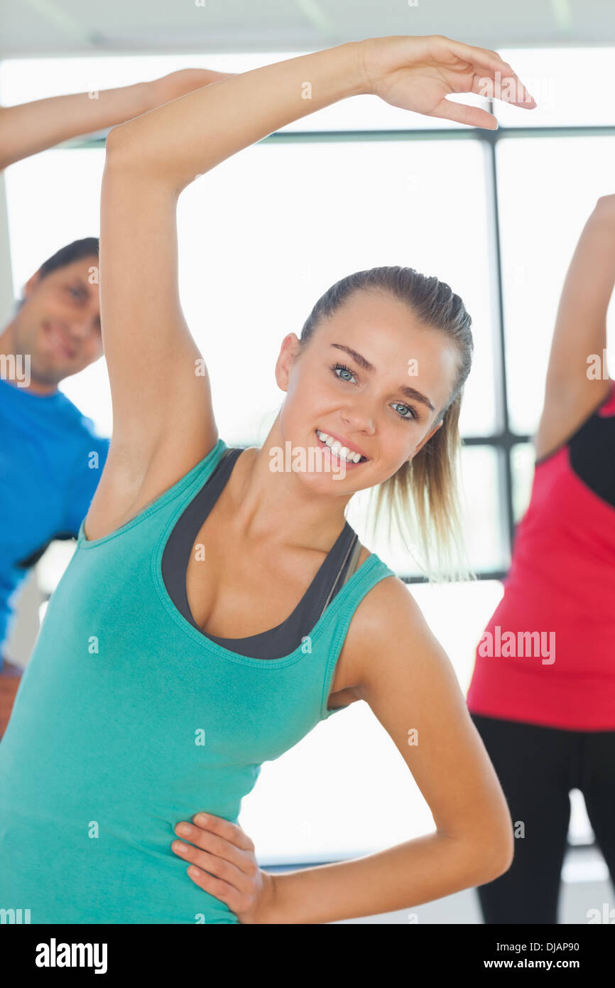 Persone che fanno la potenza di esercizio di fitness a lezione di yoga Foto Stock
