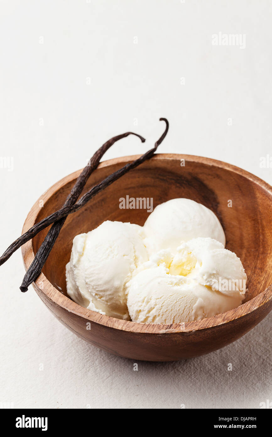 Gelato alla vaniglia nel recipiente di legno Foto Stock