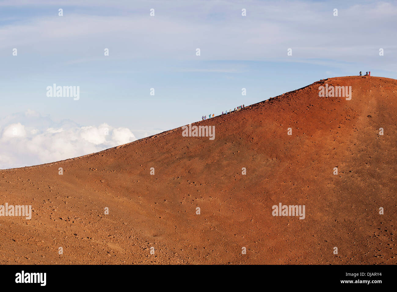 Gli escursionisti sulla vetta del Mauna Kea vulcano, Big Island, Hawaii, Stati Uniti Foto Stock