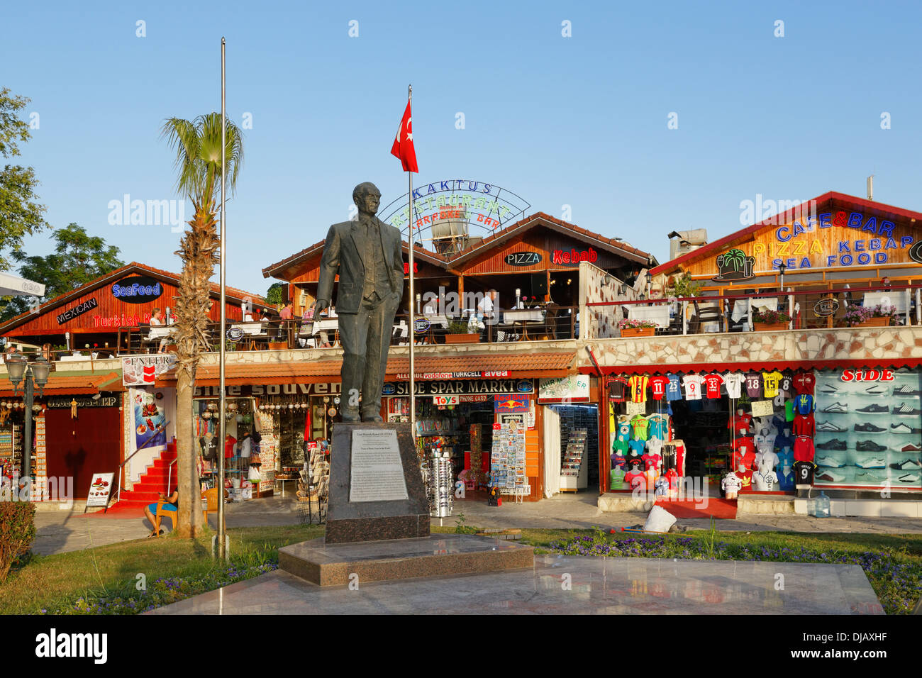 Statua di Mustafa Kemal Atatuerk, città vecchia, a lato della Panfilia, Provincia di Antalya, Turchia Foto Stock