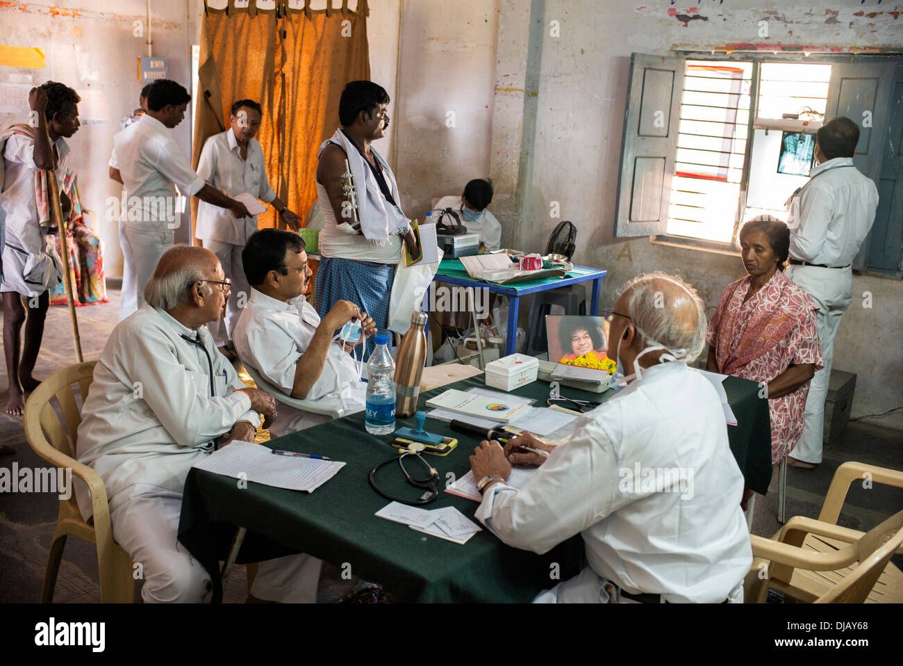 Medici e pazienti in clinica di chirurgia presso Sri Sathya Sai Baba mobile ospedale outreach. Andhra Pradesh, India. Foto Stock