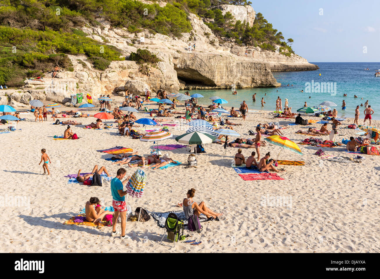 I turisti sulla spiaggia sabbiosa di Cala Mitjana Beach, Minorca, Isole Baleari, Spagna Foto Stock