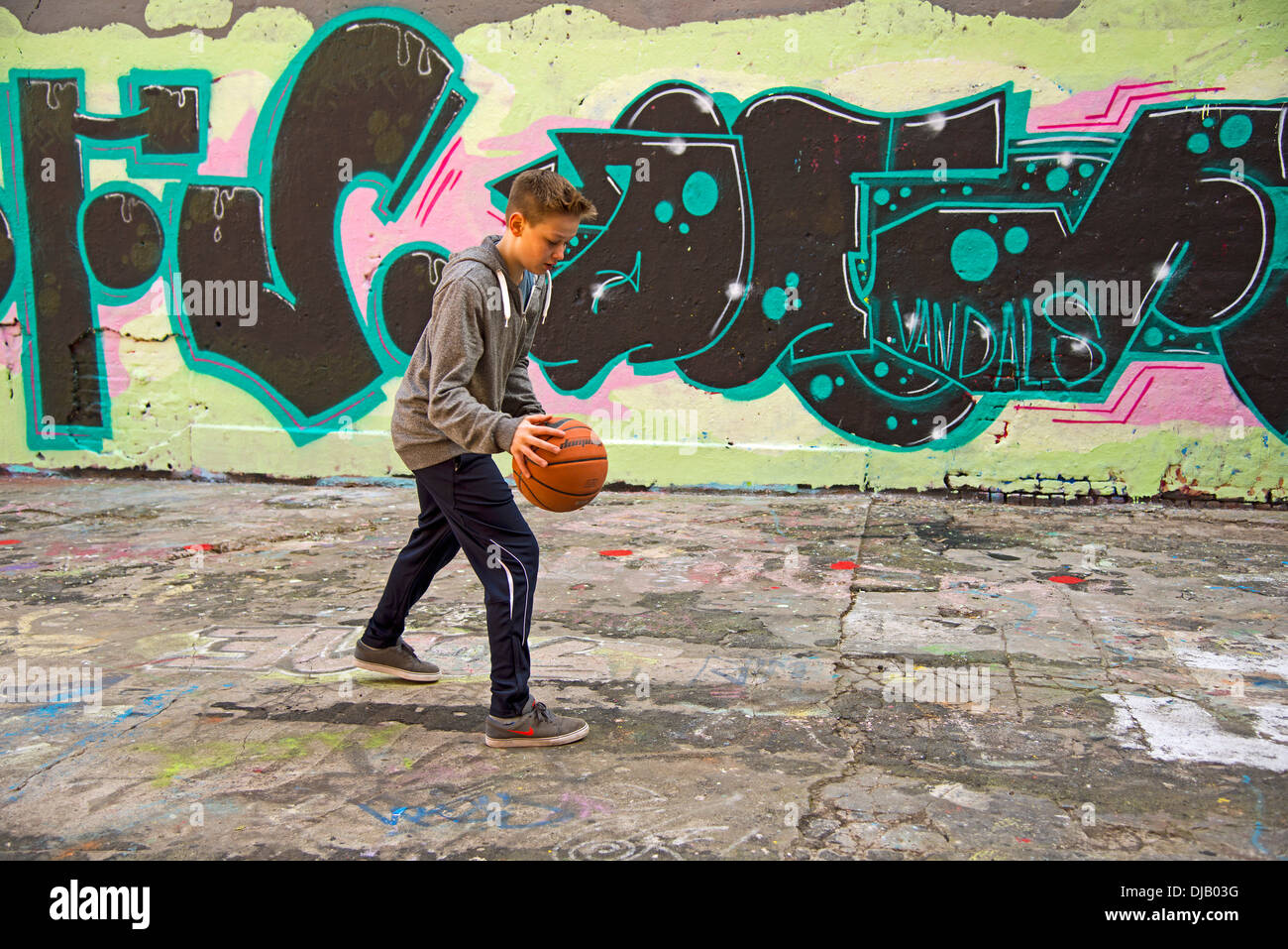 Ragazzo giocare a basket, Nord Reno-Westfalia, Germania Foto Stock