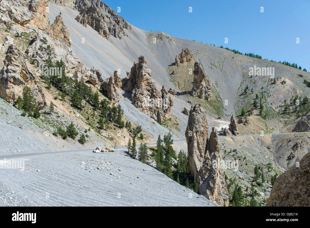 Asciugare weathered paesaggio, "Casse Déserte' lungo la strada del passo del Col d'Izoard, 2361 m, parco naturale regionale del Queyras o Parc Foto Stock