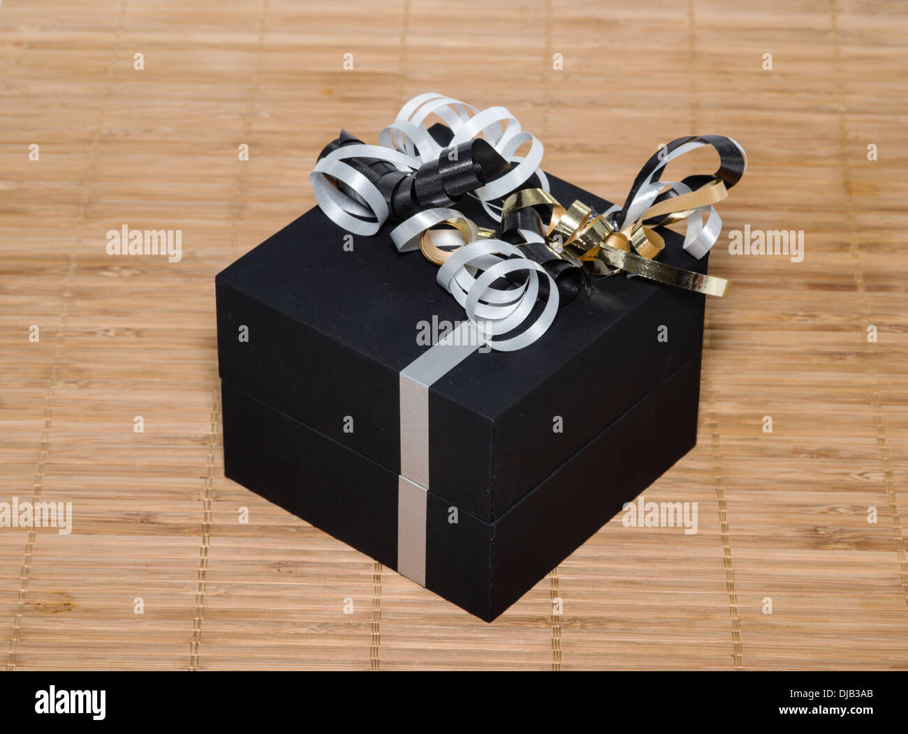 Scatola nera con righe bianche e argento dorato centine come presente Foto Stock