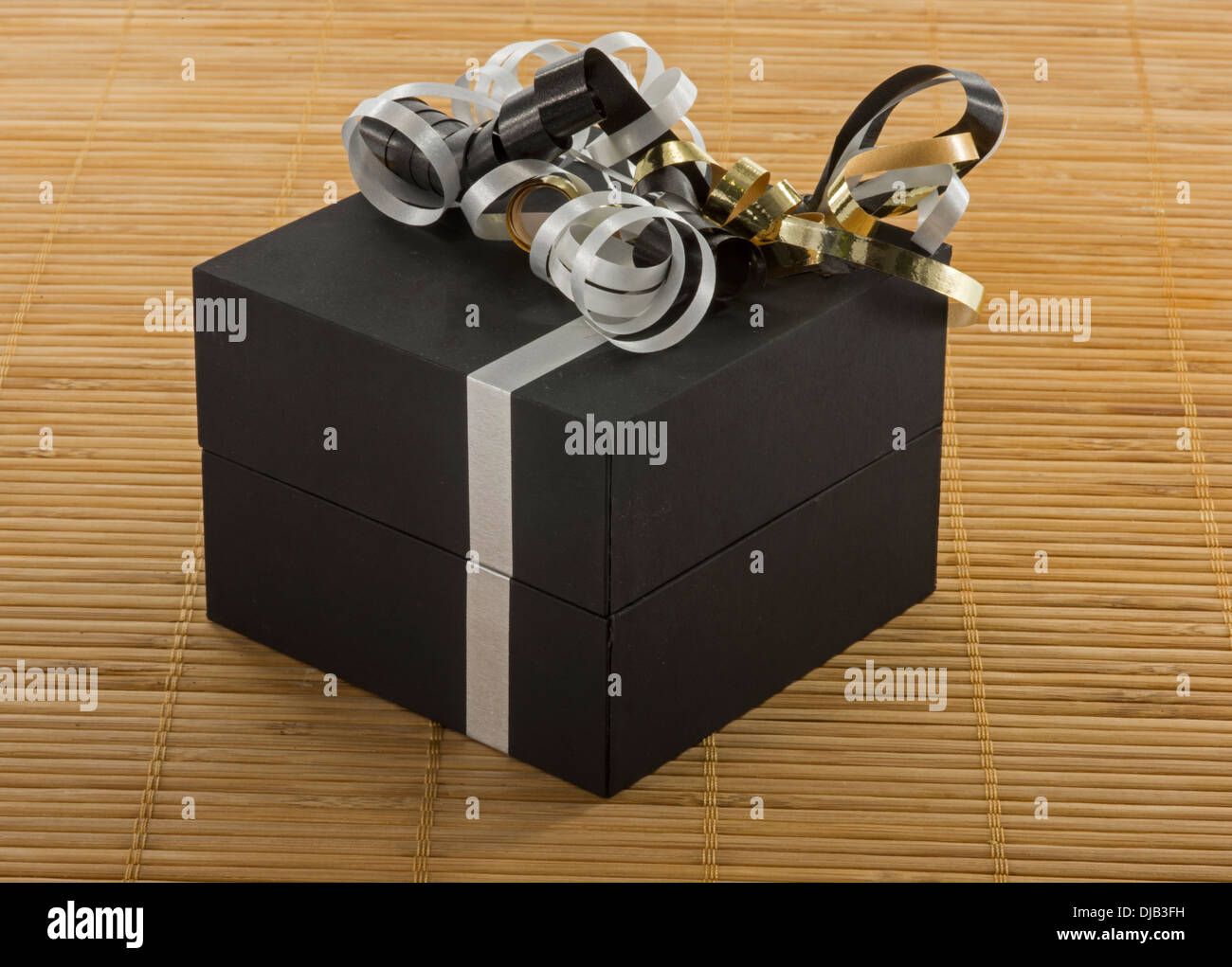 Scatola nera con righe bianche e argento dorato centine come presente Foto Stock