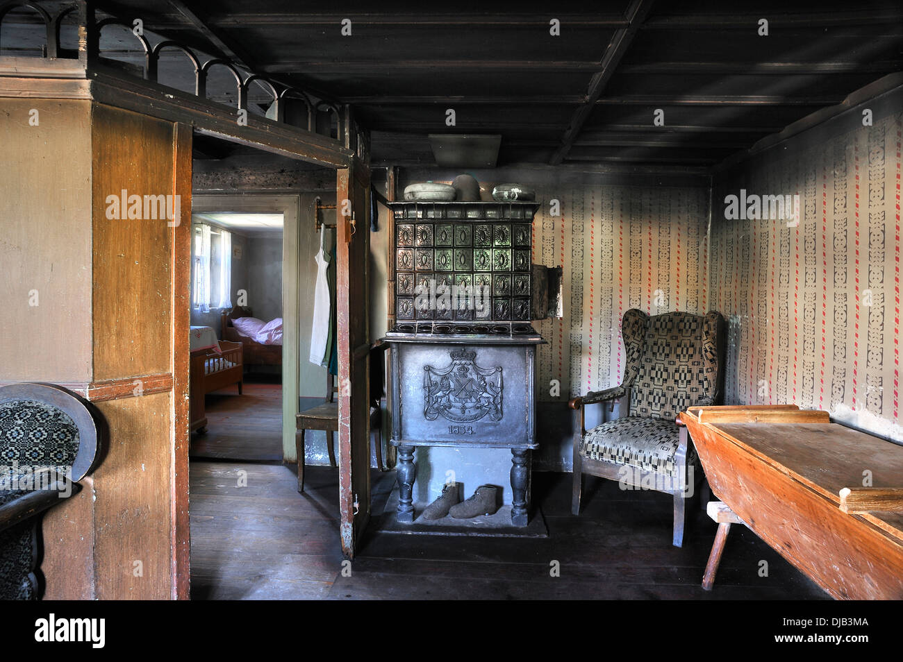 Salotto con una stufa in maiolica, arredate come nel 1900, in una casa colonica originariamente da Herrnbechtheim, costruito nel 1772, trasferito a Foto Stock