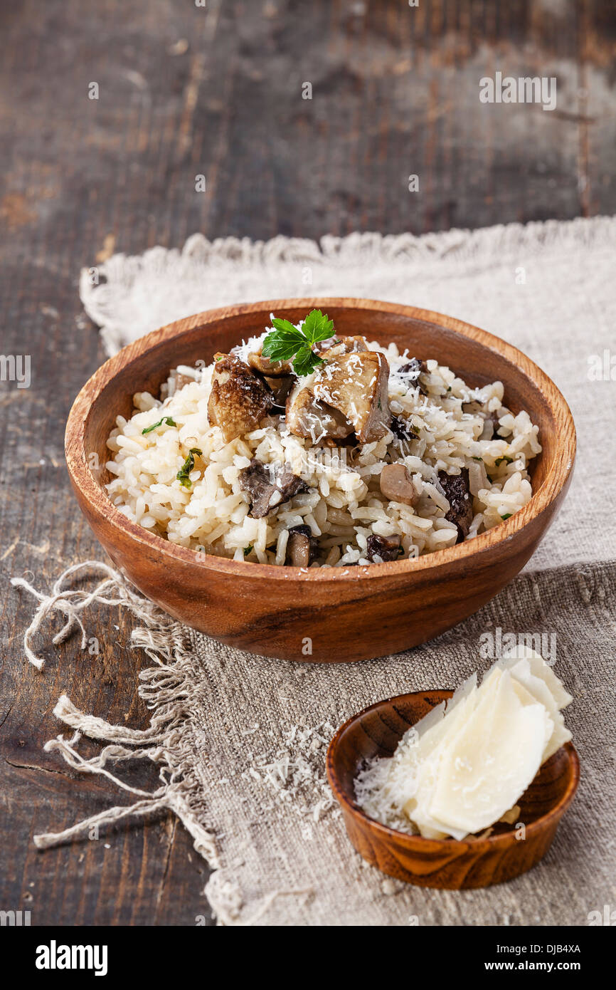 I funghi selvatici il risotto con il prezzemolo e il parmigiano Foto Stock