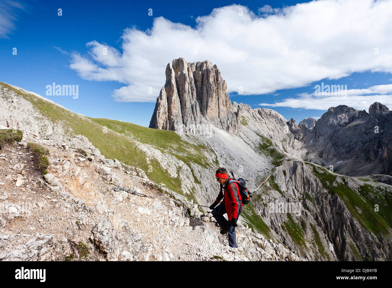 Scalatore sulla Croda Rossa Via Ferrata, Mt Tscheinerspitze sul retro, Dolomiti, Trentino-Alto Adige, Italia Foto Stock
