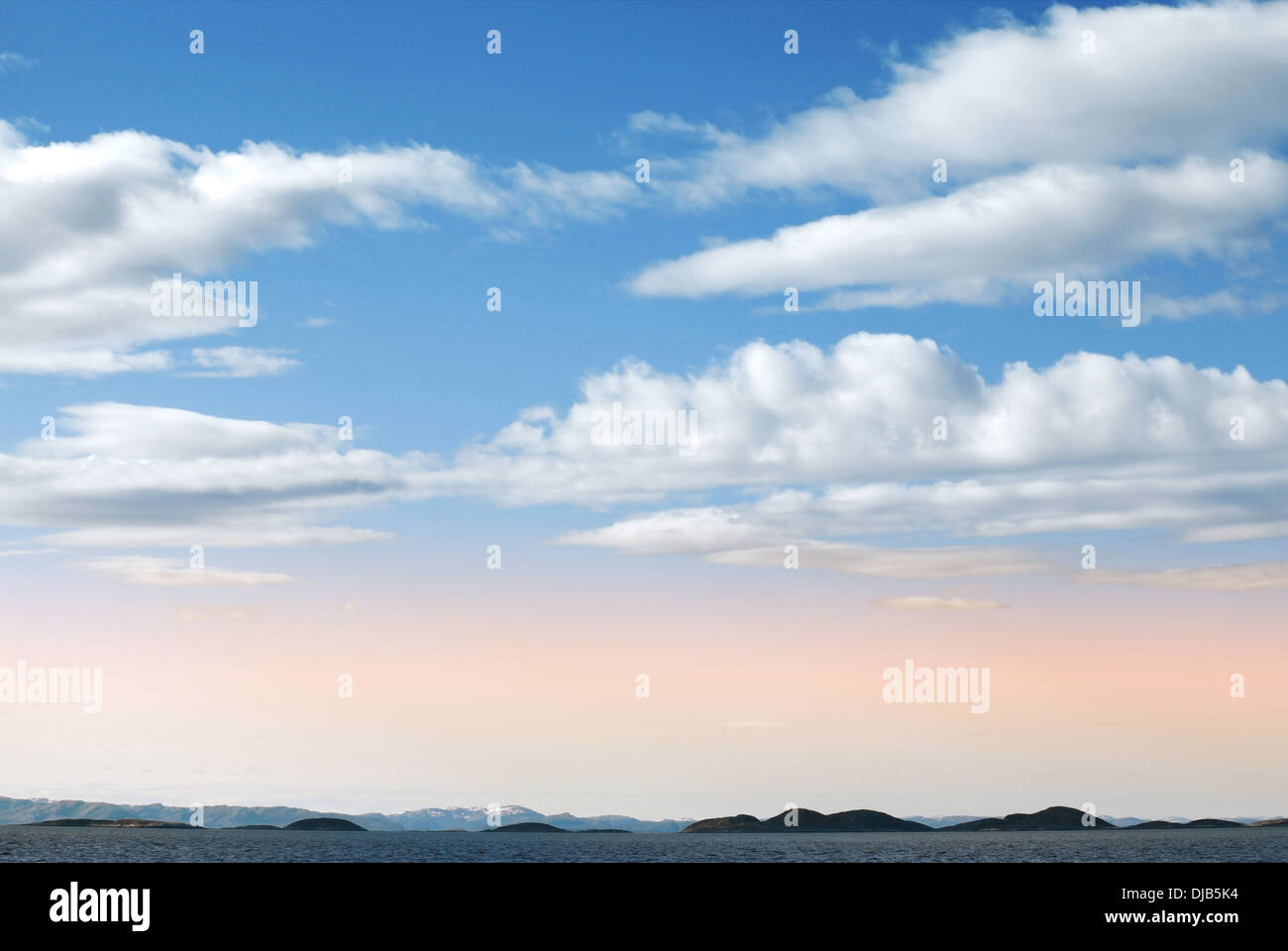 La natura con uno sfondo con cielo nuvoloso sulla costa norvegese Foto Stock