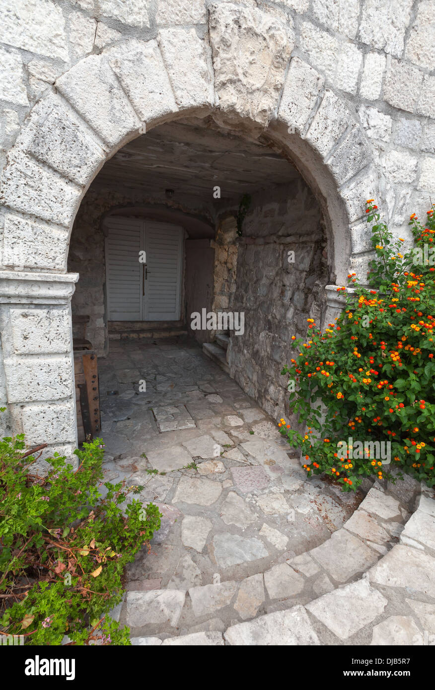 Arco in pietra, ingresso alla casa antica in città Perast, Montenegro Foto Stock