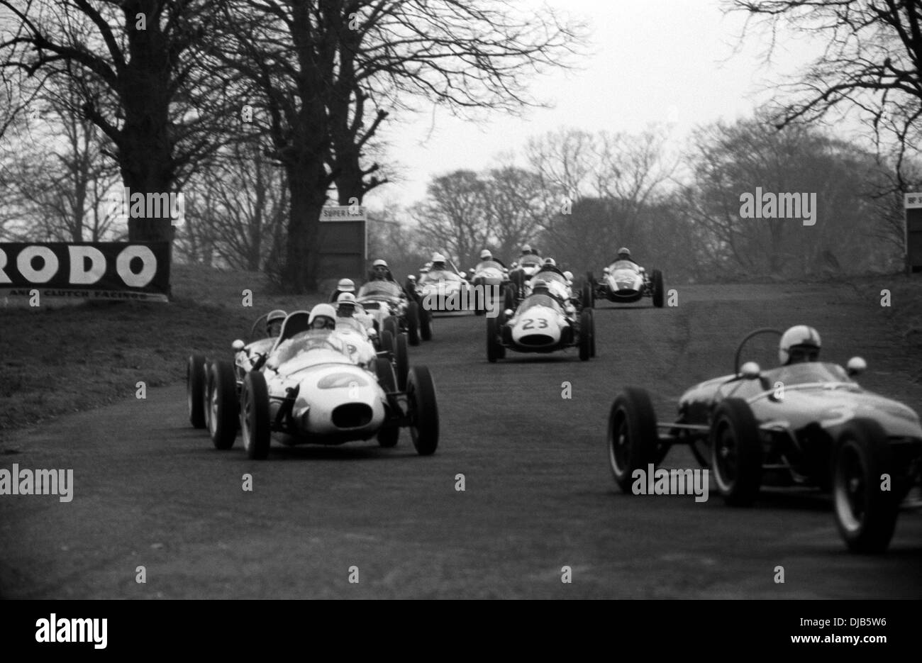 Formula Junior vetture entrano Cascades nell'Oulton Park Cup.Inghilterra 2 aprile 1960. Foto Stock