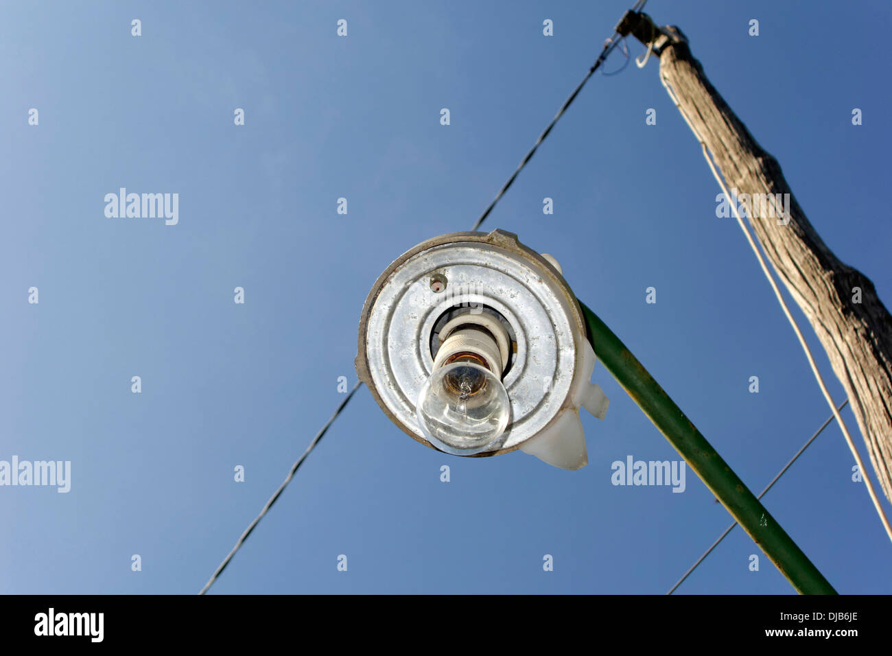 Rotture di lampione contro il luminoso cielo blu, Anacapri, Capri, Campania, Italia, Europa Foto Stock