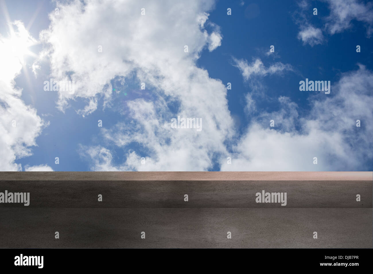 Balcone e cielo molto nuvoloso Foto Stock