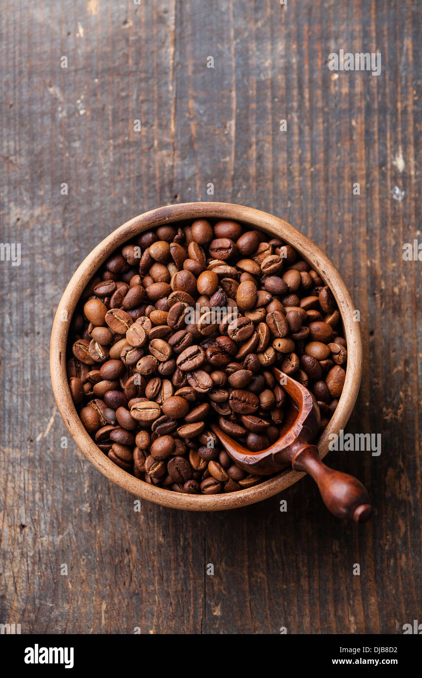 I chicchi di caffè in tazza di ceramica Foto Stock