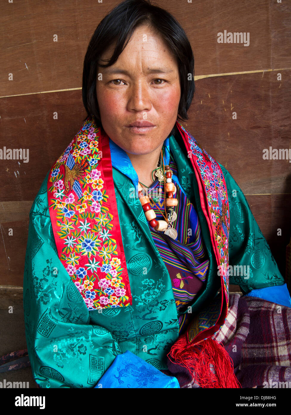 Il Bhutan, Phobjika, Gangte Goemba Tsechu, festival goer indossando vestiti tradizionali Foto Stock