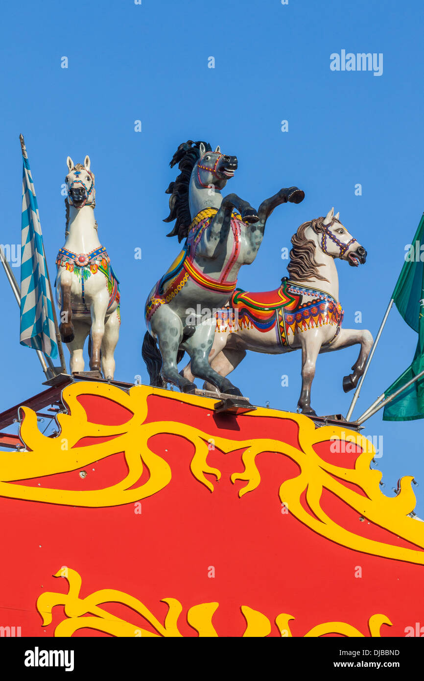 In Germania, in Baviera, Monaco di Baviera, Oktoberfest, Ippodromo birra tenda, dettaglio di statue di cavalli Foto Stock