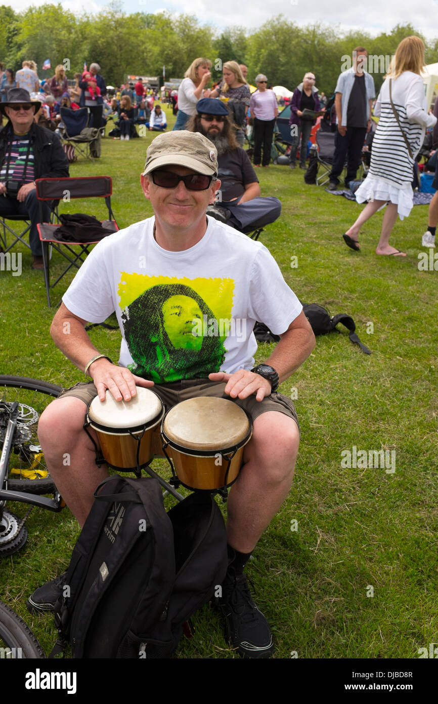 L'uomo gioca Bongo tamburi africani presso il festival di musica Foto Stock