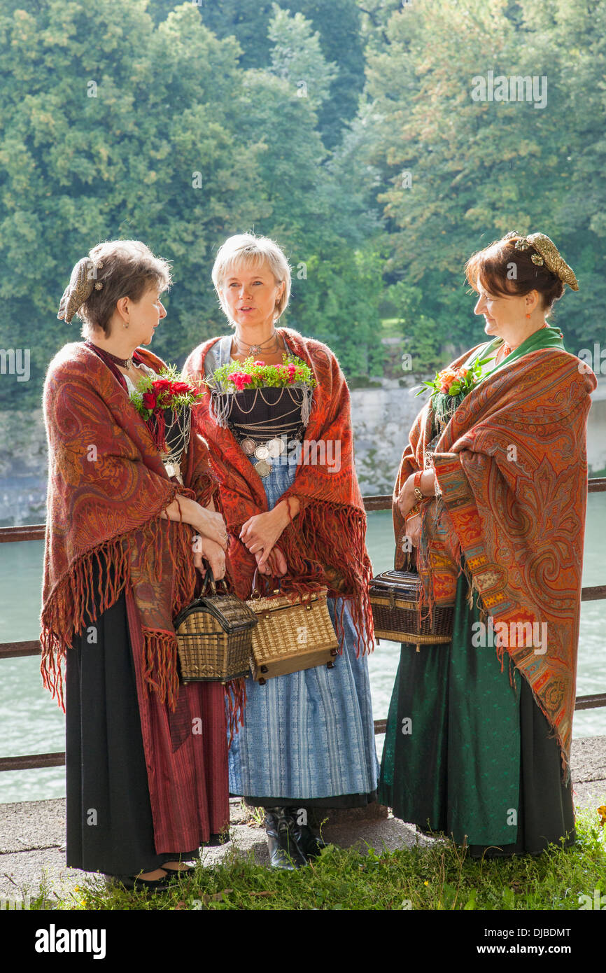 In Germania, in Baviera, Monaco di Baviera, Oktoberfest Parade, persone vestite in Costume regionale Foto Stock