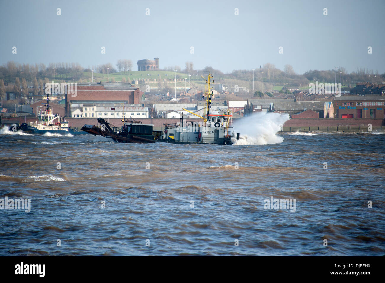 Nave lottando mare grosso fiume Mersey Liverpool Foto Stock