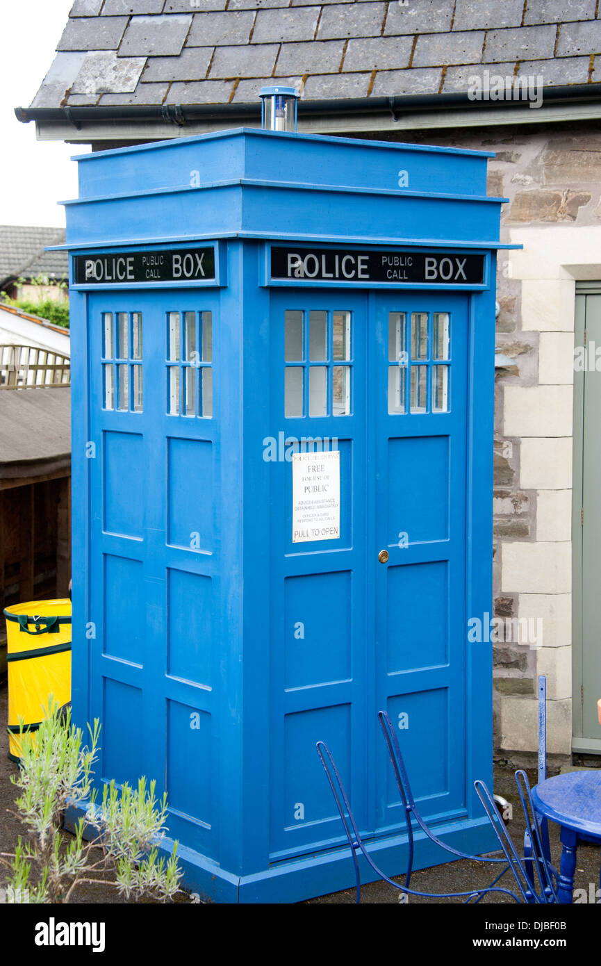 Dr Who Tardis casella di polizia replica nel giardino di casa Foto Stock