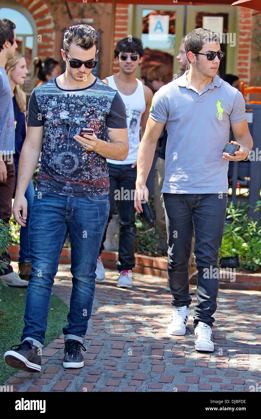 Kevin Jonas, Nick Jonas e Joe Jonas I Jonas Brothers visto uscire da un ristorante di Los Feliz di Los Angeles, California - 20.09.12 Foto Stock