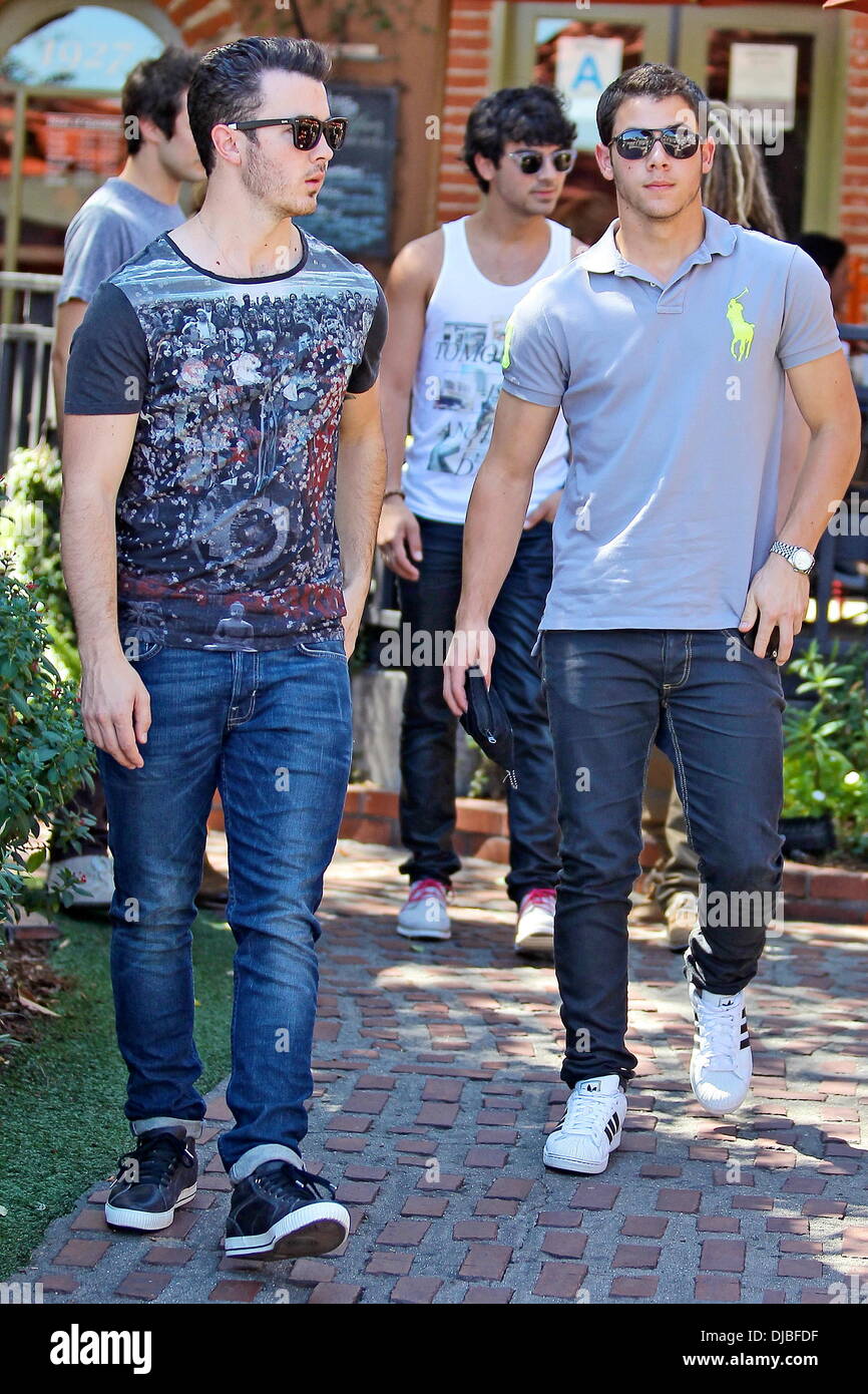 Kevin Jonas, Nick Jonas e Joe Jonas I Jonas Brothers visto uscire da un ristorante di Los Feliz di Los Angeles, California - 20.09.12 Foto Stock