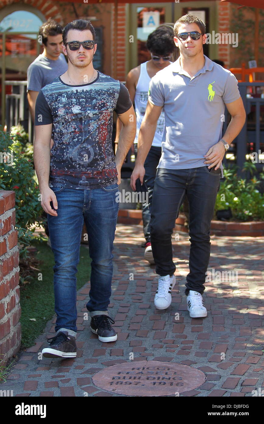 Kevin Jonas, Nick Jonas e Joe Jonas I Jonas Brothers visto uscire da un ristorante di Los Feliz di Los Angeles, California - 20.09.12 Foto Stock