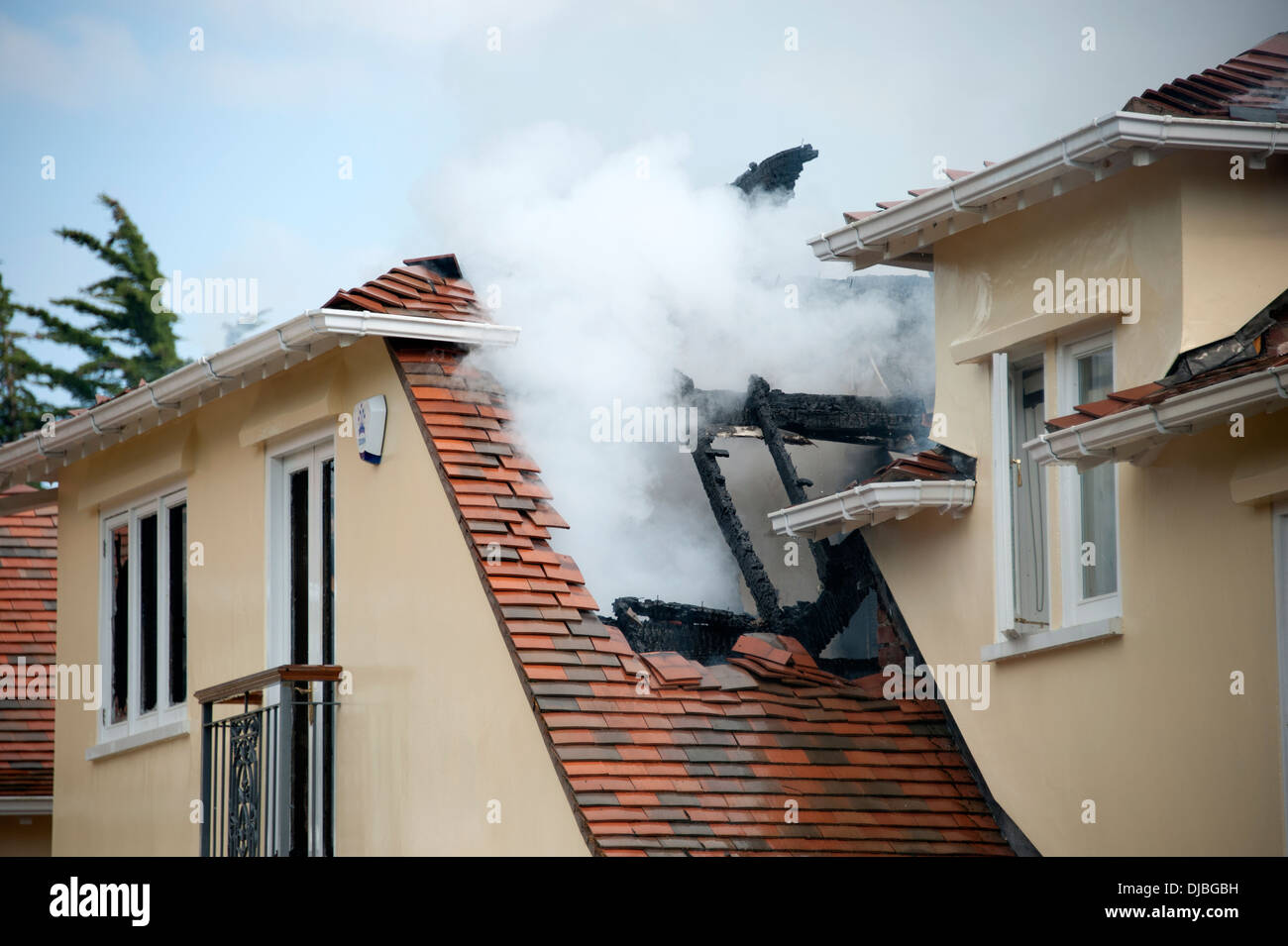 Sul tetto della casa incendio fumo attico abitazione domestica Foto Stock